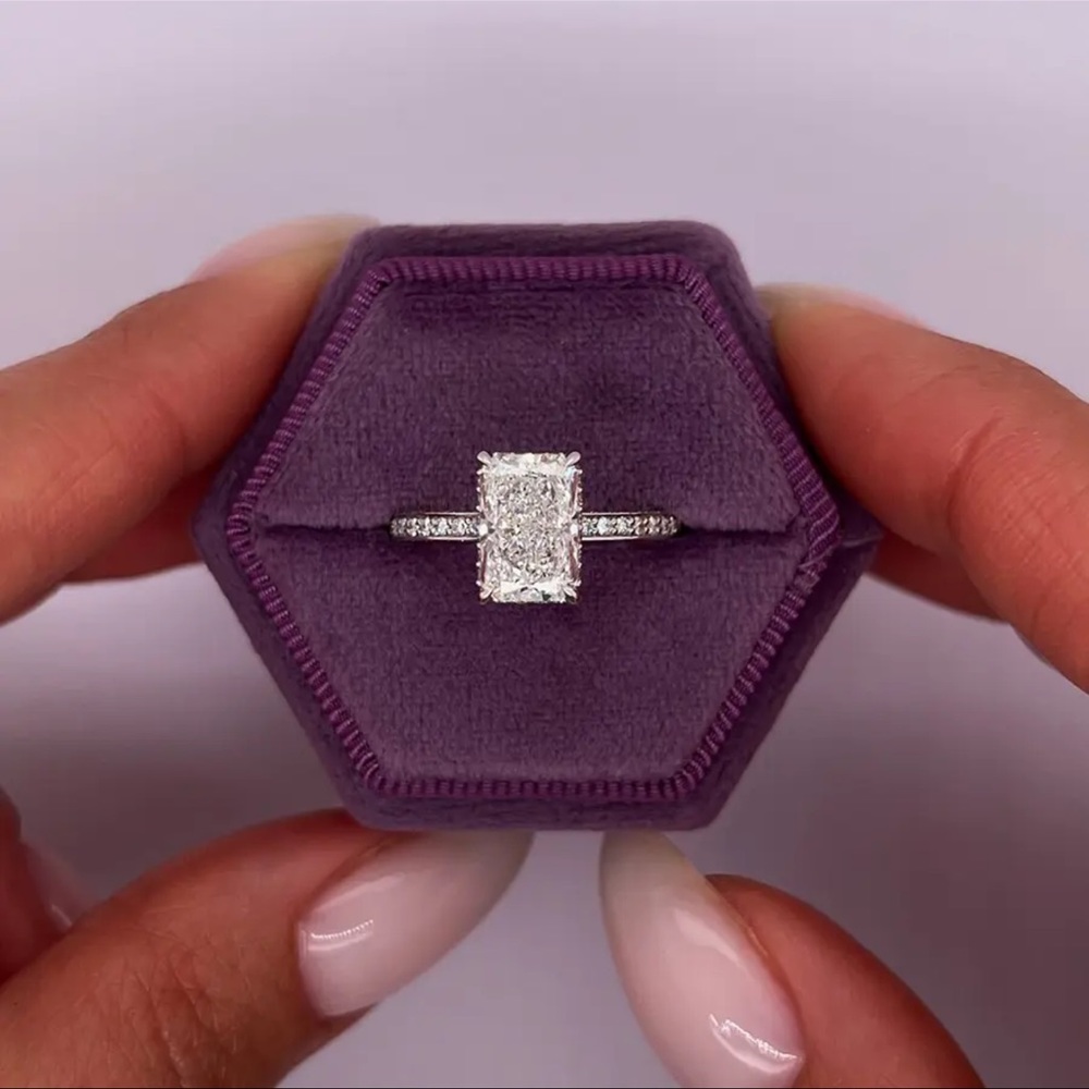 Genuine Radiant cut diamond with certificate engagement ring - Picture 2 of 6